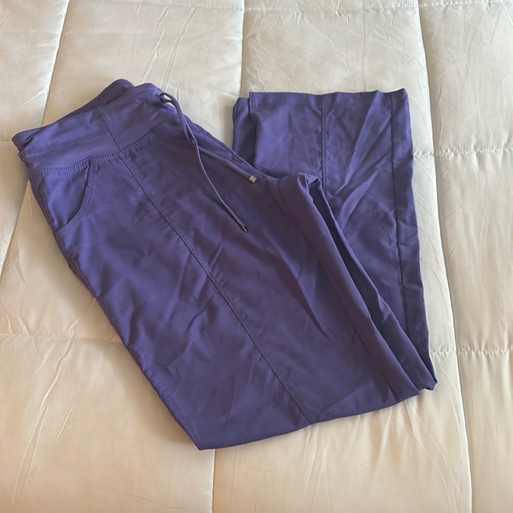 Grey's Anatomy Collection
4 Pocket Yoga Knit Waist Pants size medium